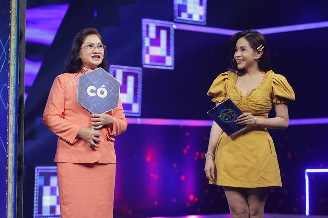 Chuyện tình yêu khá ngọt ngào, lãng mạn nhưng tại phần thử thách này Bích Ngọc cũng bật mí mình cũng là người hay ghen. em“Nhưng cô không ghen tầm bậy, đúng thì ghen thôi” /em- nữ diễn viên hài hước cho biết.