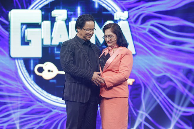 Cặp đôi dành cho nhau những cái ôm thật tình cảm và nắm tay thật chặt để thay cho những lời muốn nói. Những yêu thương, thấu hiểu đã giúp cuộc tình của họ bền chặt tới hôm nay.