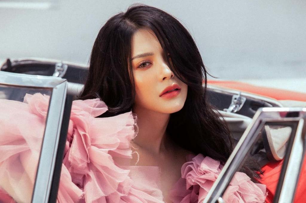 Lily Chen khẳng định không yêu chung bồ đại gia với Ngọc Trinh, đồng thời tiết lộ người yêu mình rất vững về tài chính.