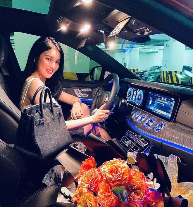 Á quân Tình Bolero cho biết: Ngoài hoạt động nghệ thuật, tôi còn là giám đốc đầu tư cho một hãng phim, tôi có công việc kinh doanh riêng… Tôi là người chủ động tài chính. Không nhận mình giàu có nhưng tất cả những gì tôi đang có hiện tại đều là thành quả của công sức lao động, tích lũy trong nhiều năm qua.