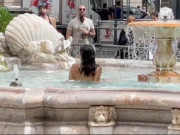 Tin tức - Cô gái bất ngờ lột đồ khỏa thân "tắm tiên" ở đài phun nước, người đi đường ái ngại