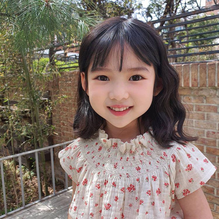 Bé gái được săn lùng vì chụp cùng Song Joong Ki: Sống sang chảnh, đẹp chuẩn tiểu mỹ nhân - 6