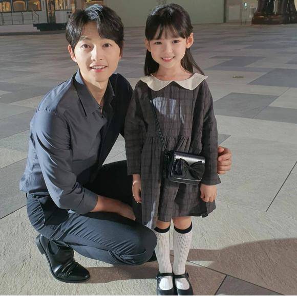 Bé gái được săn lùng vì chụp cùng Song Joong Ki: Sống sang chảnh, đẹp chuẩn tiểu mỹ nhân - 1