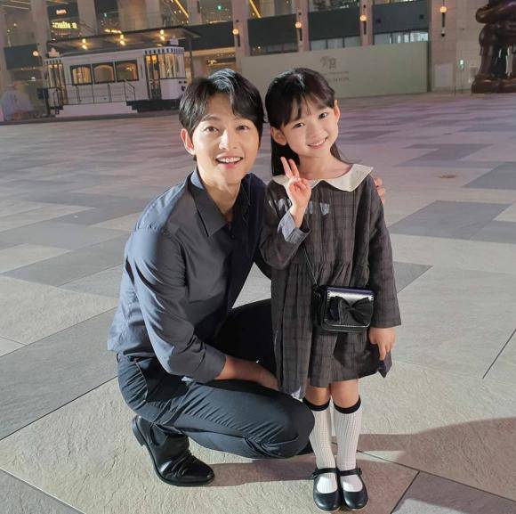 Bé gái được săn lùng vì chụp cùng Song Joong Ki: Sống sang chảnh, đẹp chuẩn tiểu mỹ nhân - 3