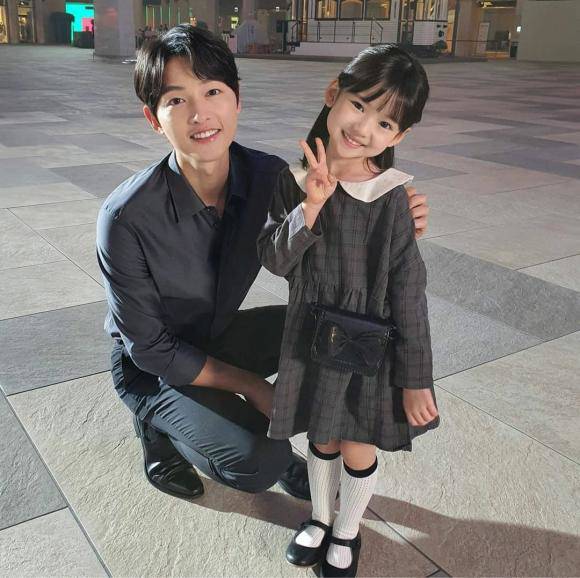Bé gái được săn lùng vì chụp cùng Song Joong Ki: Sống sang chảnh, đẹp chuẩn tiểu mỹ nhân - 4