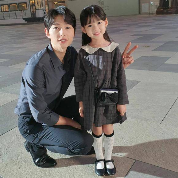 Bé gái được săn lùng vì chụp cùng Song Joong Ki: Sống sang chảnh, đẹp chuẩn tiểu mỹ nhân - 5