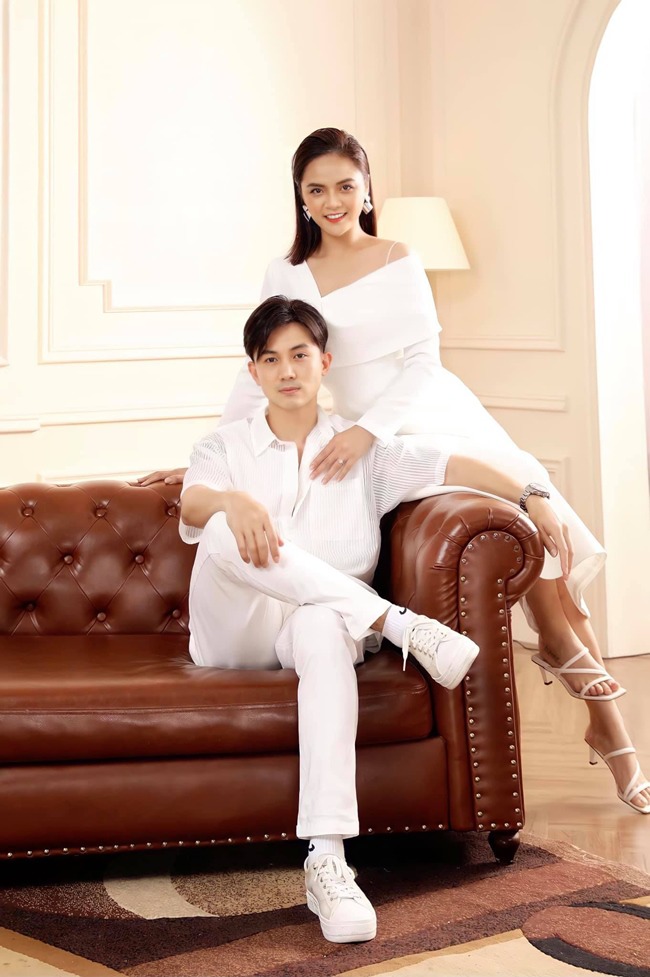 Nhiều khán giả không biết đây chính là tạo hình của Thy - Huy ở giai đoạn sau của bộ phim, hay là Thu Quỳnh - Anh Vũ chụp ảnh thật ngoài đời.