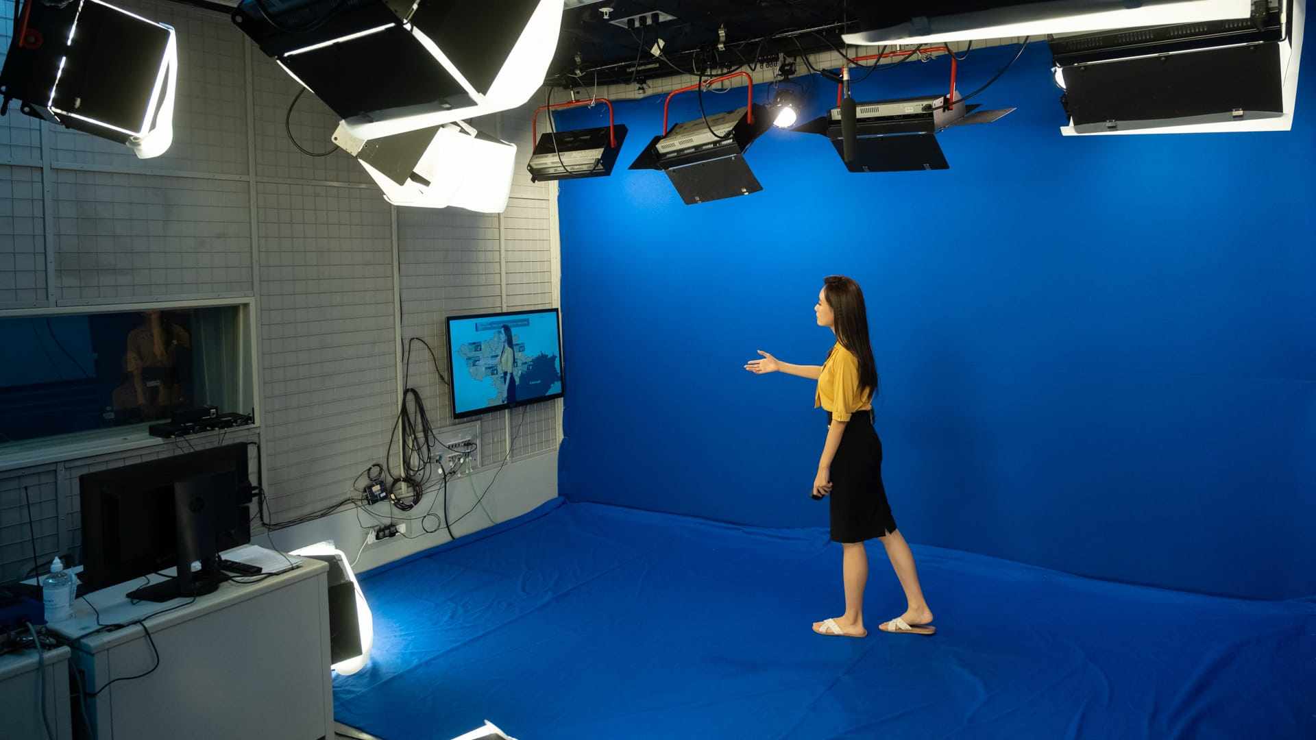 BTV Xuân Anh đi dép lê bởi vì không lên sóng phần chân. 