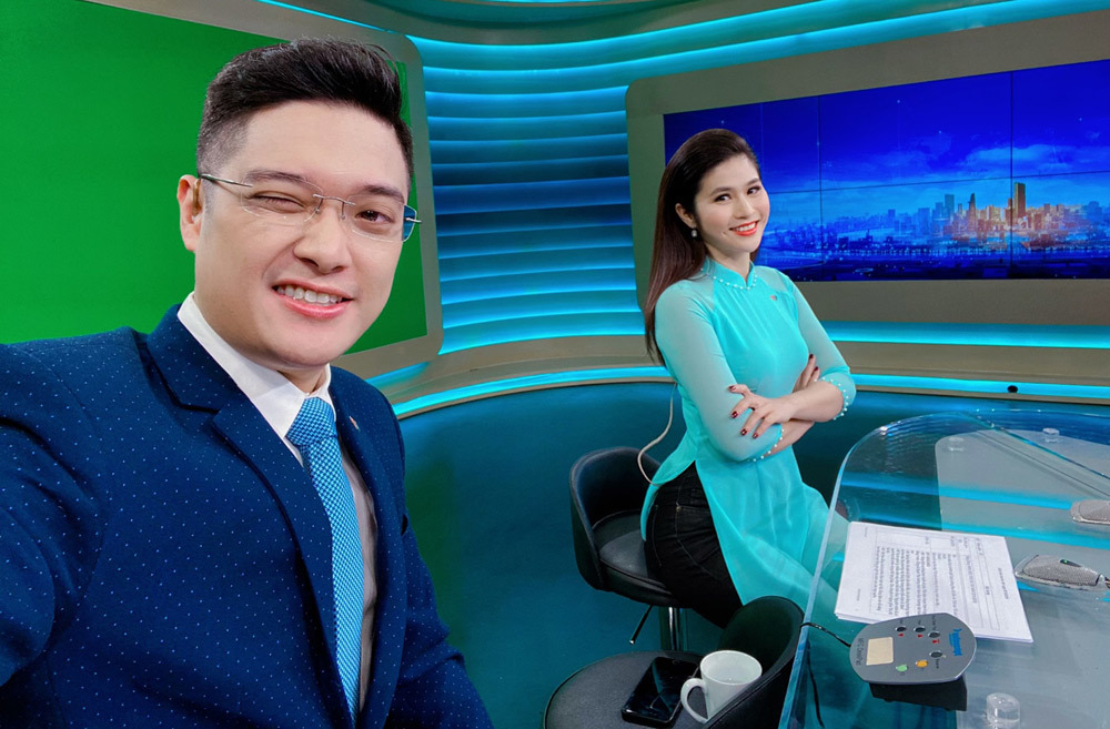 Trong bức ảnh BTV trẻ nhất thời sự Quốc Anh chia sẻ, BTV Minh Trang đã phối kết hợp giữa áo dài và quần jeans thay vì áo dài với quần lụa truyền thống.