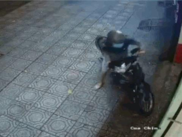Clip Eva - Clip: Nữ nhân viên tung cước, hạ tên trộm xe máy như phim hành động