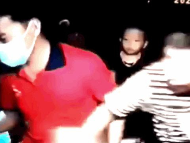 Clip Eva - Gã đàn ông liên tục chửi bới, vô cớ hành hung tài xế taxi