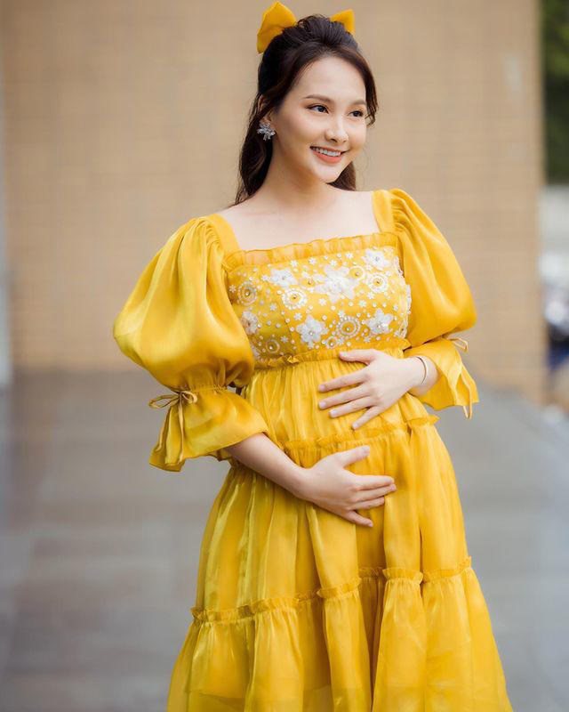 Chán làm công chúa, Bảo Thanh gần 1 tháng sau sinh amp;#34;lên đồamp;#34; với quần đùi, áo thun - 4