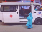 Tin tức - Nhói lòng bé gái 5 tuổi một mình bước lên xe cấp cứu vào bệnh viện điều trị COVID-19