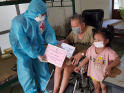 Tin tức - Người phụ nữ nghèo ở Nghệ An mắc COVID-19, ai cũng xót xa khi nhìn chồng và con gái nhỏ