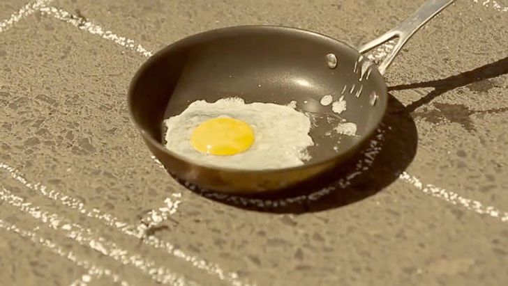 Nắng nóng đến mức trứng cũng chín được luôn rồi!