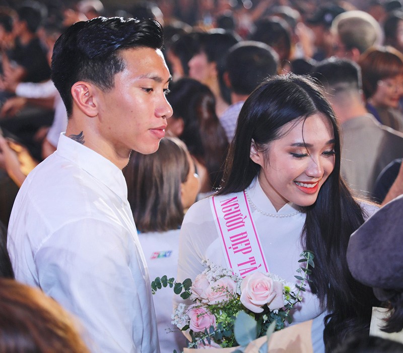 Doãn Hải My là cô nàng được cầu thủ Đoàn Văn Hậu ôm thắm thiết sau khi đạt top 10 Hoa hậu Việt Nam 2020, khoảnh khắc làm người hâm mộ xôn xao một thời gian dài. 
