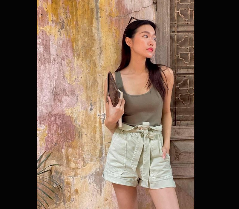 Sau khi lọt Top 10 Hoa hậu Việt Nam thì Doãn Hải My cũng tích cực mặc đẹp và sành điệu hơn trước, cô thường xuất hiện với loạt túi hiệu xa xỉ cùng trang phục đẹp mắt trên mạng xã hội.
