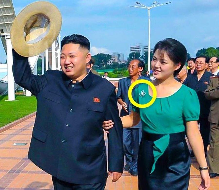 Nhan sắc nền nã, bà xã Chủ tịch Kim Jong-un chỉ mặc một kiểu đồ vẫn toát cốt cách - 10