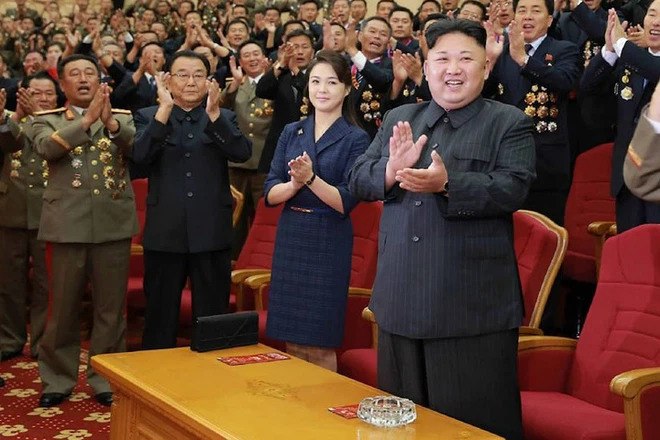 Nhan sắc nền nã, bà xã Chủ tịch Kim Jong-un chỉ mặc một kiểu đồ vẫn toát cốt cách - 11