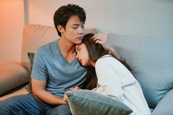 Xa nhà vội về với vợ, nồng nàn xong tôi lịm đi thấy một vật dưới gầm giường đầy bụi - 1