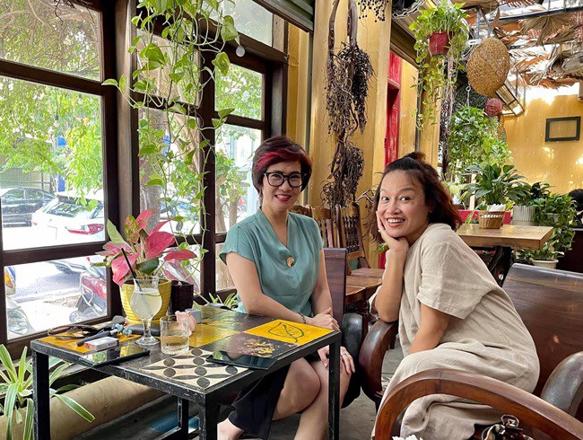 Diễn viên Nguyệt Hằng và Tú Oanh ở ngoài đời tươi trẻ hơn trong phim.