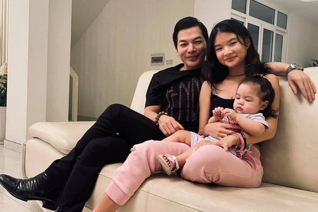 Gần đây, anh cũng cho hai cô con gái gặp gỡ nhau. 