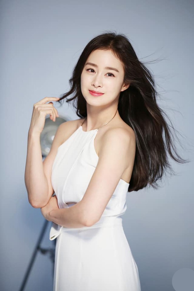 amp;#34;Ngọc nữamp;#34; Kim Tae Hee hiếm khi mặc hở, chồng thì diện luôn croptop khoe eo - 5