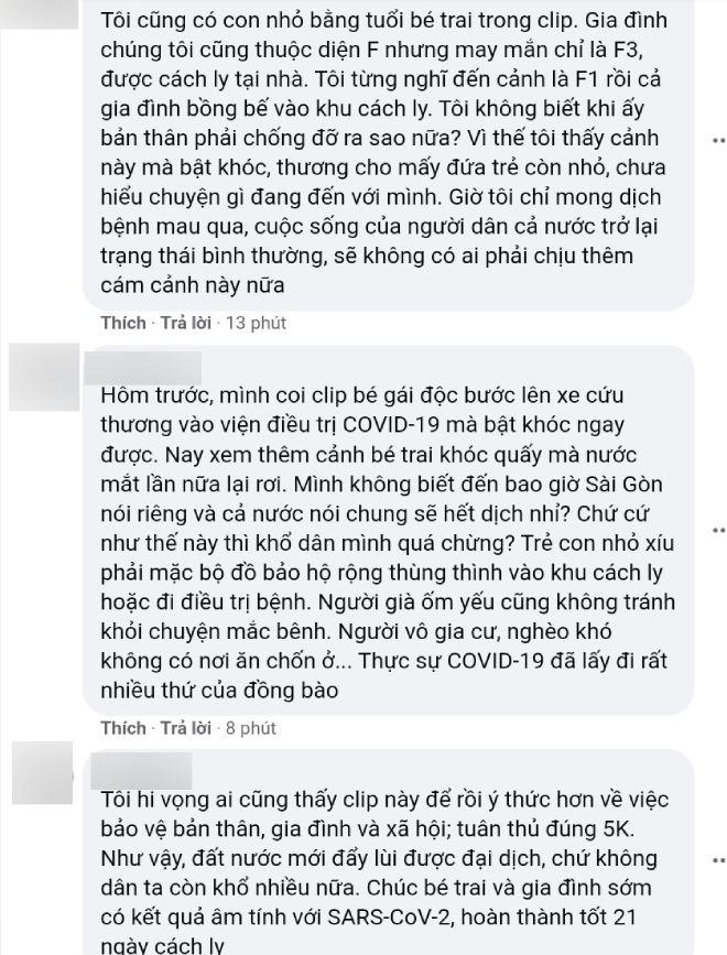 Ai nấy đều cảm thấy nhói lòng, xót xa trước cảnh bé trai nhỏ tuổi khóc quấy, không chịu mặc quần áo bảo hộ lên xe cấp cứu. (Ảnh chụp màn hình)
