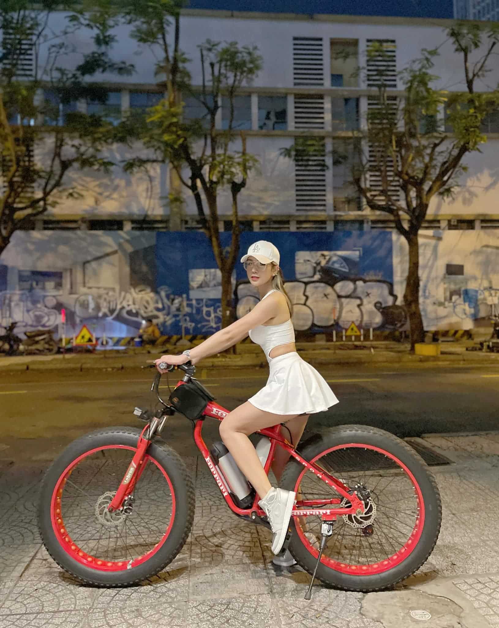 Xứng danh mẹ bỉm sexy nhất Vbiz: Diệp Lâm Anh đạp xe tập luyện là phụ, amp;#34;ăn diệnamp;#34; là chính - 6