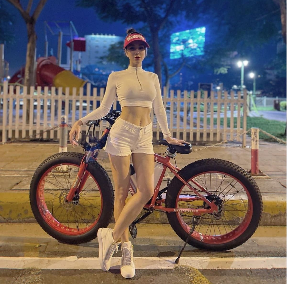 Xứng danh mẹ bỉm sexy nhất Vbiz: Diệp Lâm Anh đạp xe tập luyện là phụ, amp;#34;ăn diệnamp;#34; là chính - 5