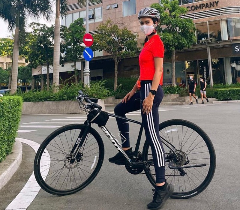Ái Phương cũng chăm chỉ tập luyện thể thao với các bộ môn được cô yêu thích như đạp xe, môn thể thao giúp cô duy trì vóc dáng và cân nặng hiệu quả.
