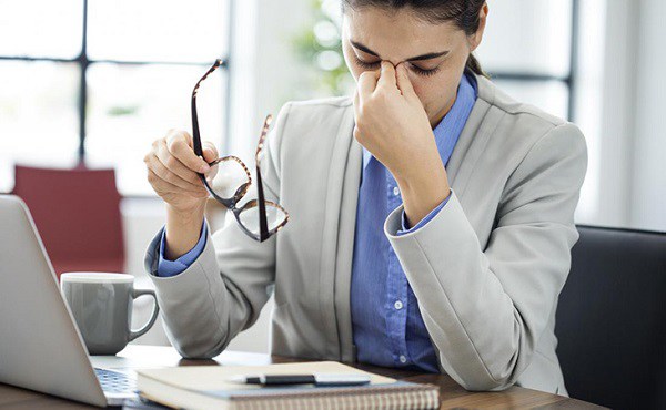 Cần lưu ý quy tắc 20-20-20, có nghĩa là sau 20 phút nhìn màn hình, cần cho mắt nghỉ 20 giây, nhìn xa 20 mét.