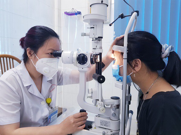 Trẻ đến khám thị lực tại BV Hà Đông trong đợt nghỉ dịch COVID-19.