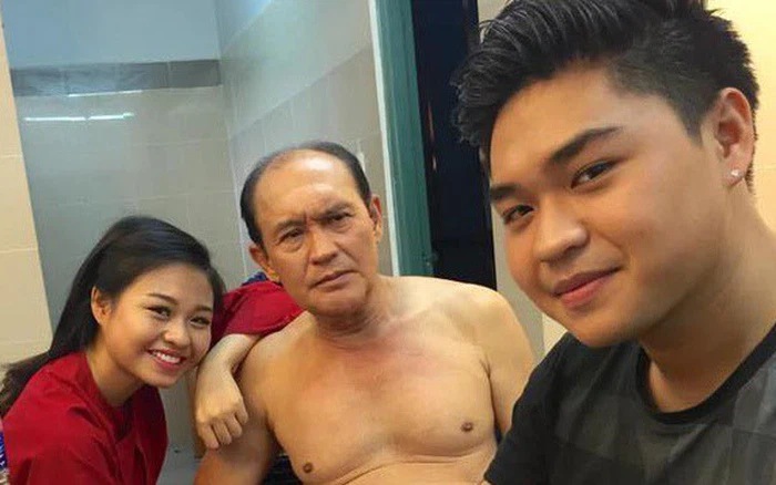 Nghệ sĩ Duy Phương bên 2 con Duy Phước, Lê Lộc.