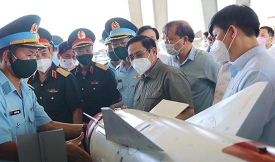 Bộ đội quân chủng phòng không - không quân giới thiệu với Thủ tướng các loại khí tài. Ảnh: H.Anh