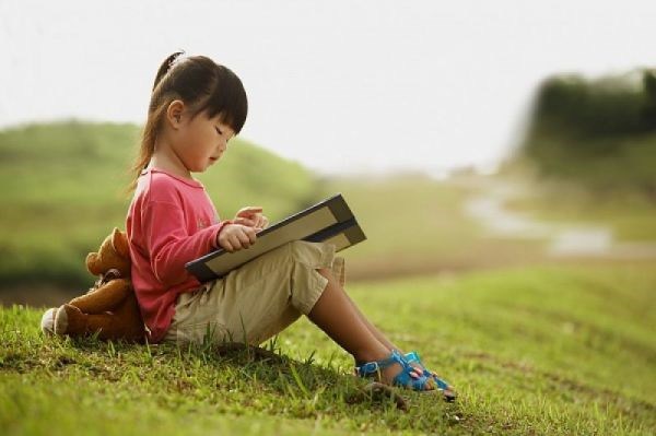 Trẻ đọc sách là tốt nhưng không nên nhìn quá gần hoặc đọc quá lâu. (Ảnh minh họa)