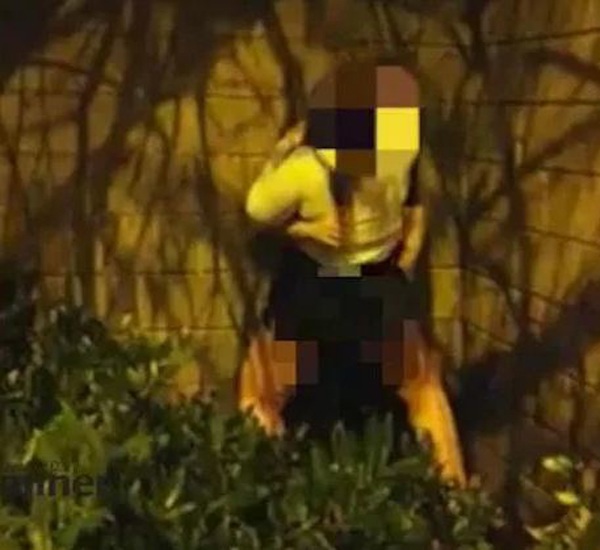 Hai cặp đôi cùng dựa tường amp;#34;quan hệamp;#34; trong công viên, người chứng kiến vô cùng phẫn nộ - 2