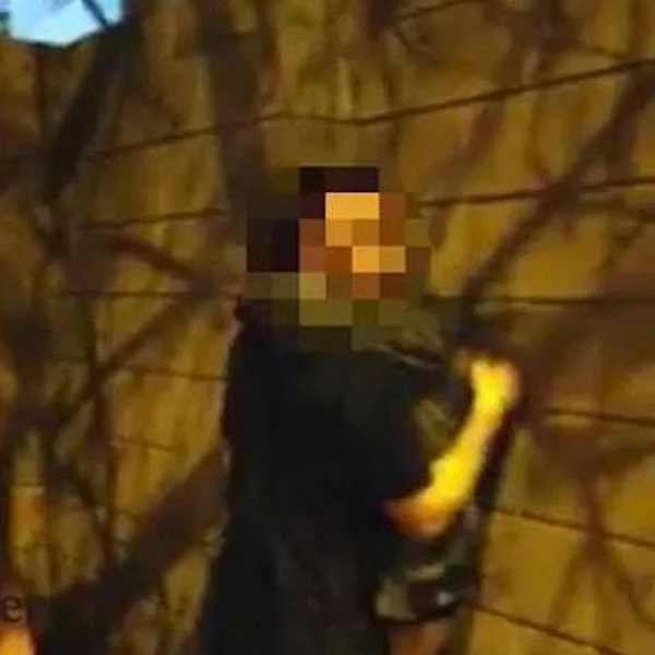 Hai cặp đôi cùng dựa tường amp;#34;quan hệamp;#34; trong công viên, người chứng kiến vô cùng phẫn nộ - 3