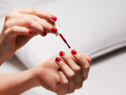 Sức khỏe - Móng tay có vết lạ, người phụ nữ sơn đỏ để giấu, chẳng ngờ đó là dấu hiệu ung thư