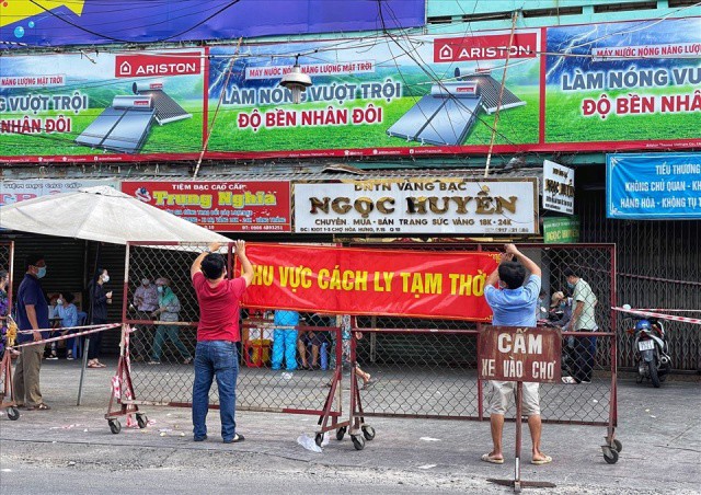 Chợ Hòa Hưng (quận 10) tạm ngừng hoạt động do liên quan đến trường hợp mắc COVID-19.
