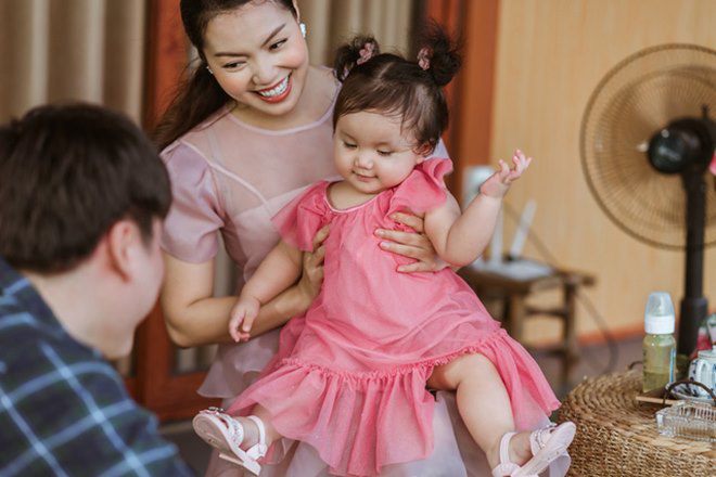 Sao Việt 24h: Ngắm con gái mắt to, xinh như búp bê của ca sĩ Ngọc Anh và tình trẻ - 6