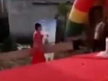  Clip: Chú rể lao vào đánh bố vợ ngay trong đám cưới và lý do gây sốc 