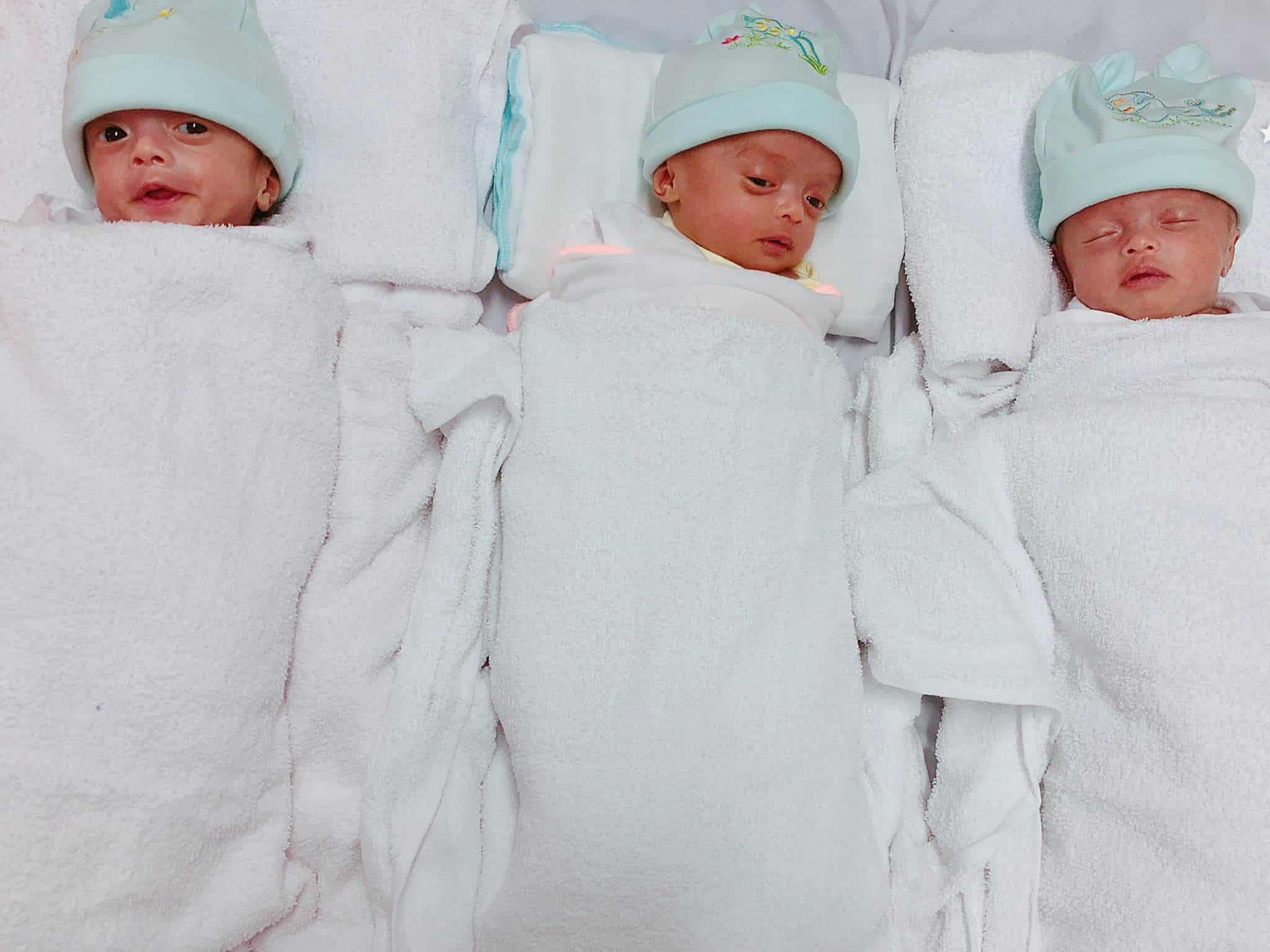 Bác sĩ khuyên giảm thai nhưng không nỡ, mẹ Sài Gòn sinh ba chật vật chữa bệnh cho 3 con - 1