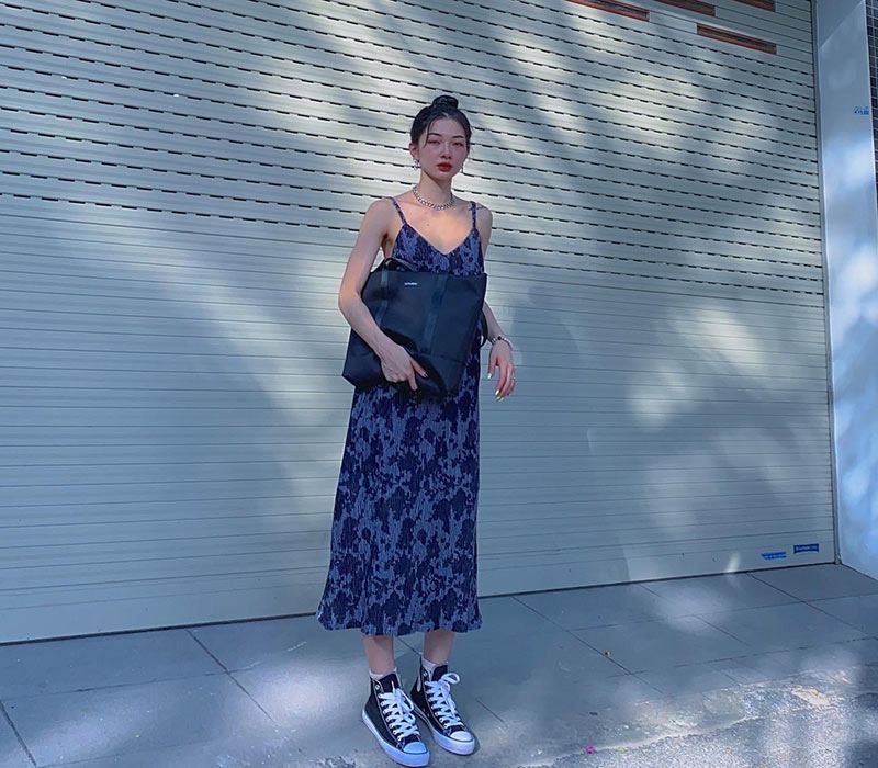 Ngày thường Hoàng Hiền ít khi mang giày cao gót, thay vào đó cô chọn giày sneaker năng động và chấm phá với váy hai dây bồng bềnh nữ tính.

