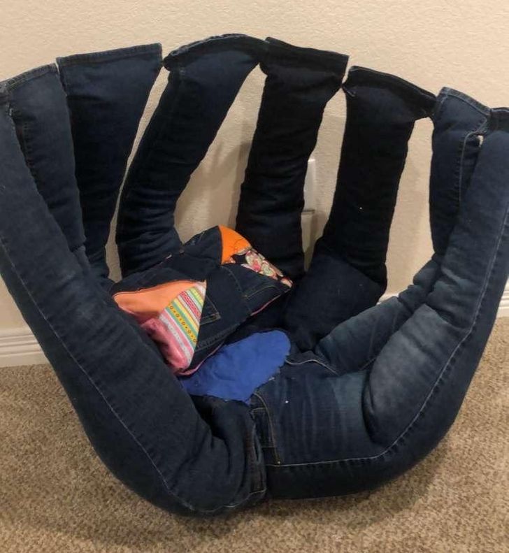 Tôi vẫn không hiểu được ai là người đã nghĩ ra ý tưởng làm chiếc ghế denim này...