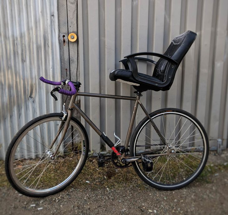 Sếp tôi nói rằng ông ấy nhận ra rằng chiếc ghế văn phòng bị hỏng lại hợp đến lạ với chỗ ngồi trên xe đạp...