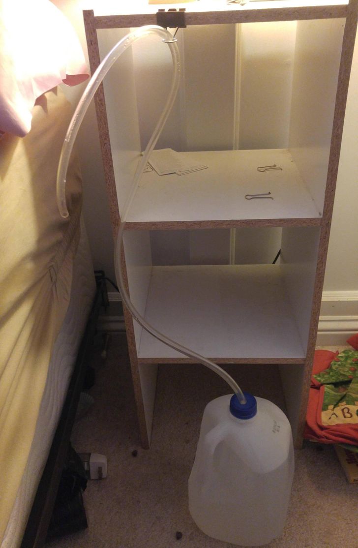 Bạn hay phải dậy giữa đêm để uống nước? Vậy thì đây chính là ý tưởng để bạn không phải ra khỏi giường.