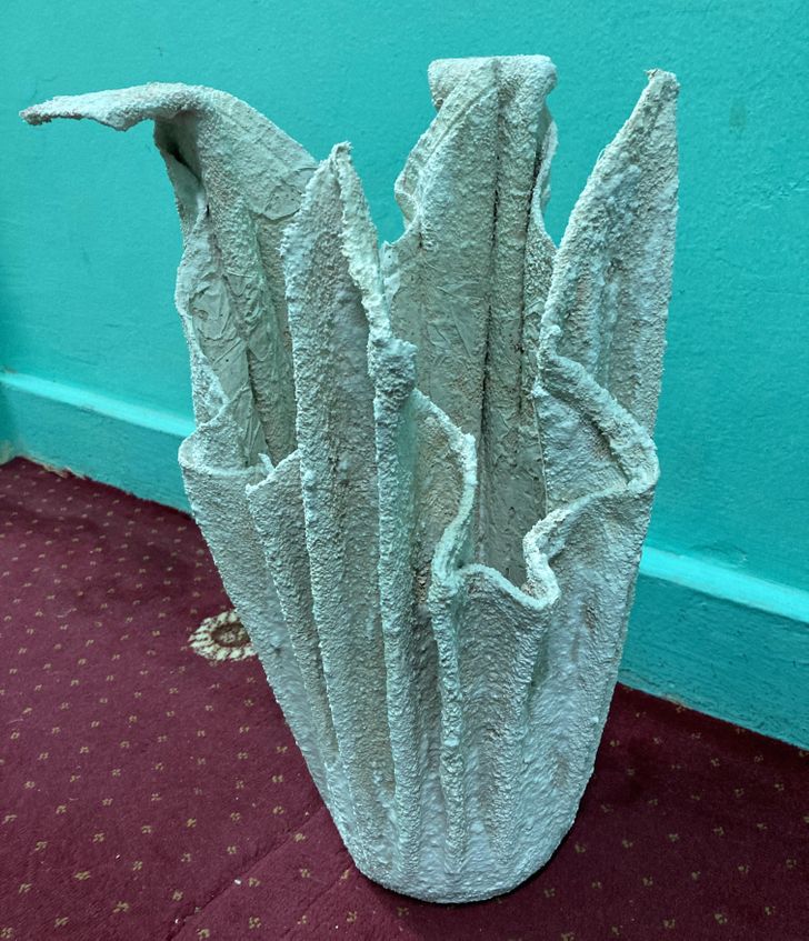 Là tác phẩm của mẹ tôi đó thưa quý vị! Chiếc chậu hoa làm từ khăn và xi măng đã ra đời theo cách nào đó mà tôi thực sự chưa tưởng tượng được.