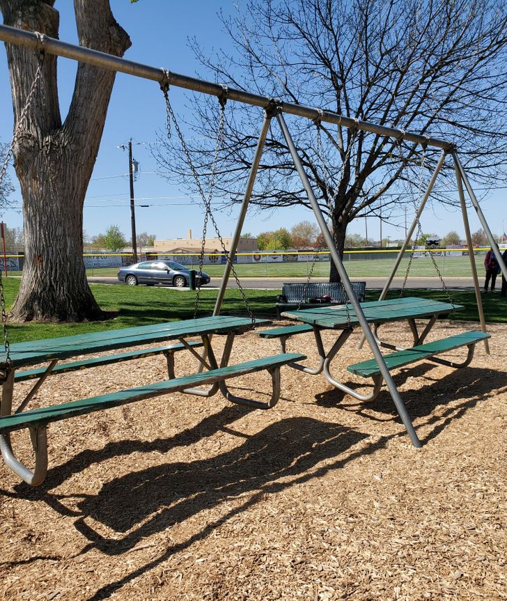 Một bữa ăn ngoài trời ngay trên xích đu, tại sao lại không?