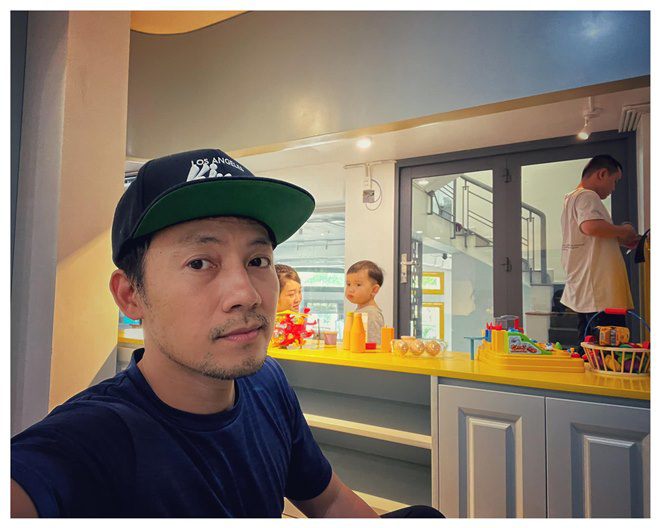 Rapper Đinh Tiến Đạt khoe căn phòng đồ chơi của cậu quý tử. Anh cho biết “Quầy pha chế của Finz xịn hơn của bố rồi!”